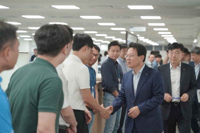 10일 NH통합IT센터(경기도 의왕시 소재)를 방문한 NH농협금융 김광수 회장(오른쪽 두번째)이 추석연휴를 대비해 비상근무 중인 직원들을 격려하고 있다.