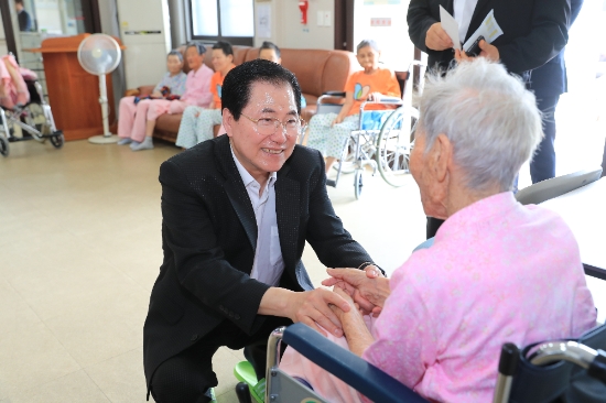신우철 완도군수는 노인전문요양원 직접 방문하여 위문품을 전달하고, 어르신들께는 건강하게 잘 지내시길 당부 드리며 시설 종사자들에게는 수고와 감사의 인사를 전했다./사진=완도군