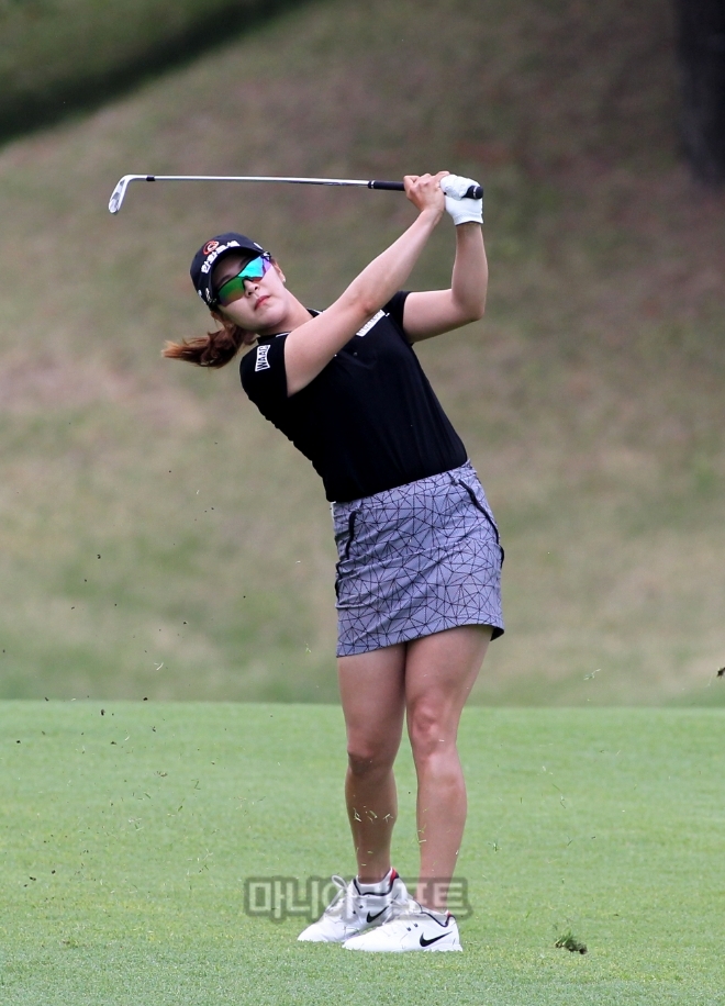 김지현이 두산매치플레이 대회에서 컨트롤 샷 하는 모습. 사진=마니아리포트 DB