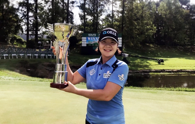골프5 레이디스 토너먼트 트로피를 들고있는 이민영. 사진=애플라인드