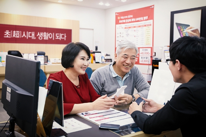 SK텔레콤이 추석 연휴를 맞아 자녀세대부터 부모세대까지 만족할 수 있는 다양한 세대별 맞춤 스마트폰을 추천한다. 어르신들이 SK텔레콤 직원들에게 휴대폰 상담을 받고 있는 모습.