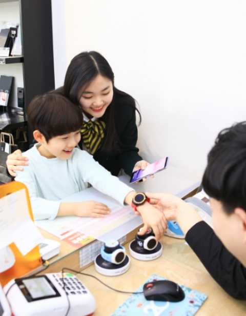 SK텔레콤이 추석 연휴를 맞아 자녀세대부터 부모세대까지 만족할 수 있는 다양한 세대별 맞춤 스마트폰을 추천한다. 청소년이 SK텔레콤 매장에 방문해 휴대폰을 고르고 있는 모습.