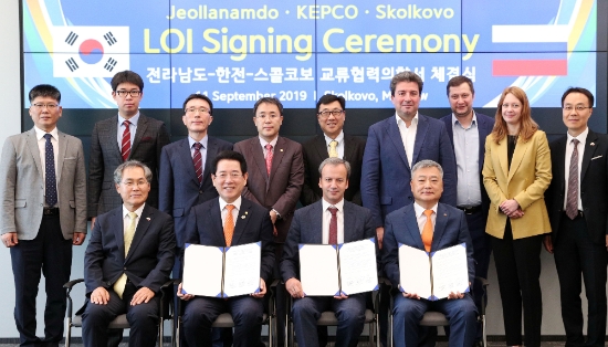 김영록 전라남도지사, 김회천 한전부사장, 아르카디 드보르코비치 스콜코보재단 이사장이 지난 11일(현지시간) 러시아 스콜코보재단에서 한전이 설립하는 한전공과대학과 스콜코보 과학기술대학간 에너지 분야 글로벌 우수인재를 양성하는 등 다양한 협력사업 발굴을 위한 교류협력 의향서를 체결했다./사진=전라남도