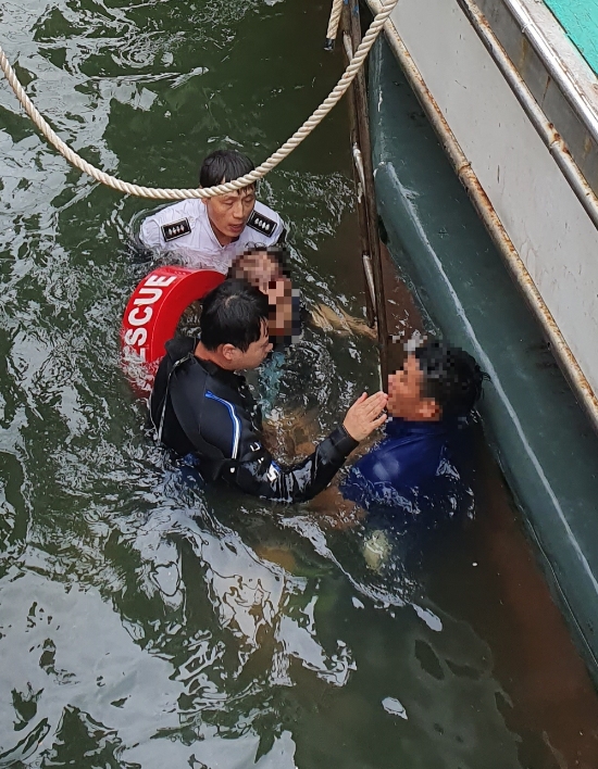 목포해경은 고향을 찾은 50대 2명이 바다 속 물고기를 구경하다 홋줄에 맞아 물에 빠졌으나 신고를 받고 긴급 구조했다./사진=목포해경