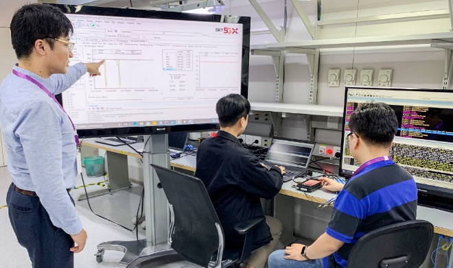 SK텔레콤은 에릭슨과 함께 국내 이동통신사업자 최초로 ‘5G SA(Standalone, 5G 단독 규격)’ 단말, 기지국, 코어 장비 등 순수한 5G 시스템만을 이용한 ‘5G SA’ 데이터 통신에 성공했다고 15일 밝혔다. 사진은 SK텔레콤 매니저들이 '5G SA' 데이터 통신을 진행하고 있는 모습. / 사진 제공 = SK텔레콤