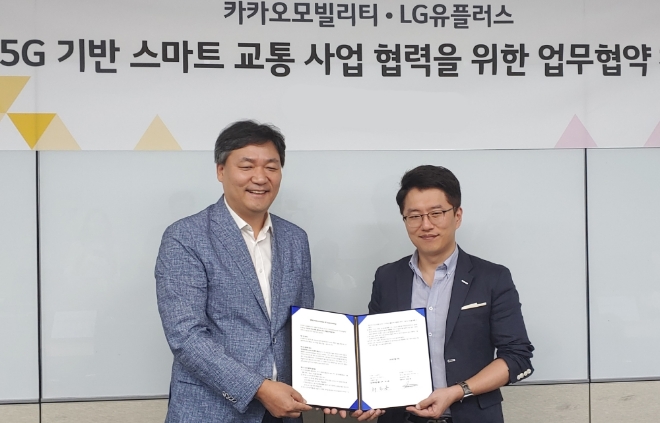 LG유플러스와 카카오모빌리티는 ‘5G 기반 미래 스마트 교통 분야 서비스’ 협력을 위한 양해각서(MOU)를 체결했다고 15일(日) 밝혔다. 양사는 이르면 이달 중 TF를 발족하고, C-ITS 사업 공동 참여, 5G망·카카오 T 플랫폼 서비스 협력 등을 추진한다. 사진은 류긍선 카카오모빌리티 공동대표(오른쪽)와 최순종 LG유플러스 기업기반사업그룹장 상무(왼쪽)가 업무협약을 맺는 모습.