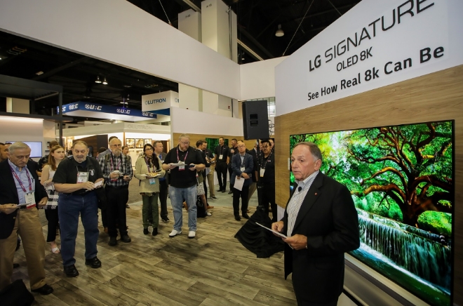 LG전자가 미국 덴버에서 열린 영상가전 전시회'CEDIA 엑스포 2019' 전시회에서 관람객들에게 '리얼 8K' 올레드 TV 'LG 시그니처 올레드 8K'를 소개하고 있다. / 사진 제공 = LG전자
