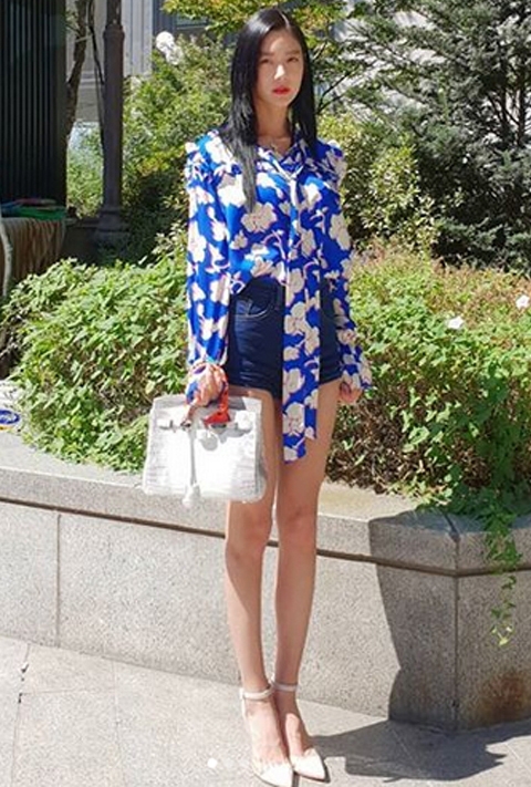 '말라도 너무 말라'....클라라, 그저 서 있을 뿐 비현실적 라인