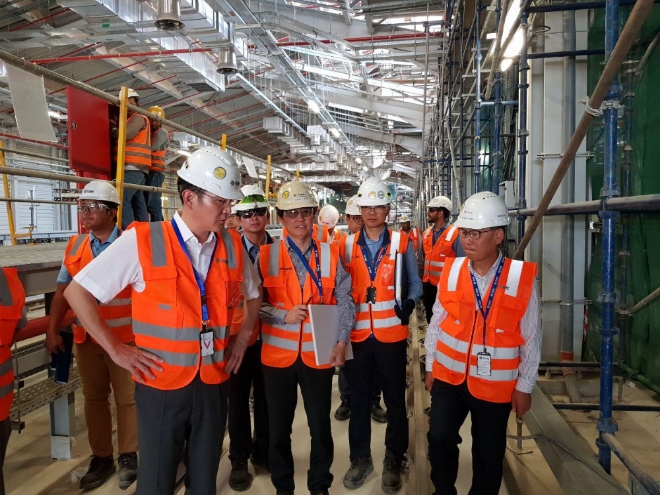 이재용 부회장이 15일 삼성물산이 건설 중인 사우디아라비아 리야드 도심 지하철 공사 현장을 둘러보고 명절에 근무하는 임직원들을 격려하는 모습. / 사진 제공 = 삼성전자