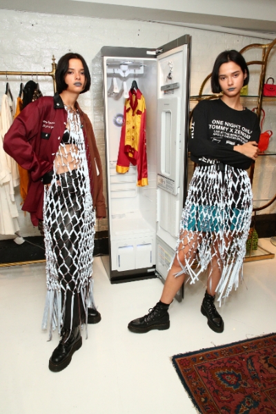 LG전자가 3일부터 12일까지 미국 뉴욕 맨해튼에서 열린 ‘뉴욕패션위크’에서 팝업 스토어인 ‘LG 스타일러 리프레쉬 스위트’를 운영했다. 팝가수 블룸 트윈스(The Bloom Twins)가 팝업 스토어를 방문해 LG 스타일러의 편리한 명품의류 관리를 경험하고 있다.