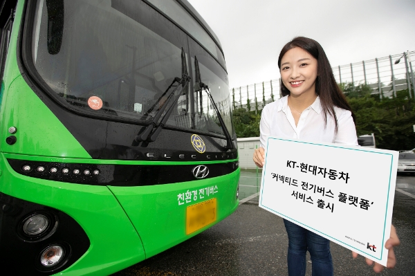 (사진=KT 제공)KT모델이 전기차량(EV) 전용 커넥티드카 플랫폼이 적용된 현대자동차의 상용 전기버스를 시연하고 있다. KT와 현대자동차는 연말까지 전기버스 전용 커넥티드카 플랫폼이 적용된 시내버스를 전국으로 확장할 계획이다.