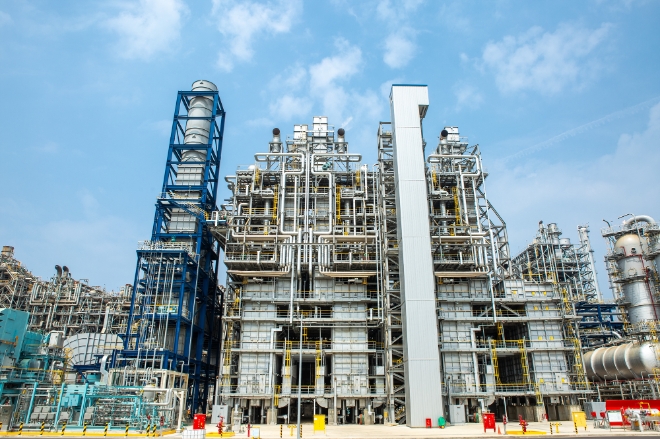 (사진=한화토탈)한화토탈은 17일 충남 대산공장에 5400억원을 투자하여 에틸렌 연간 31만톤 생산규모의가스 전용 분해시설 증설을 완료하고 상업생산에 돌입했다고 밝혔다. 사진은 완공된 가스 전용 분해시설 전경.