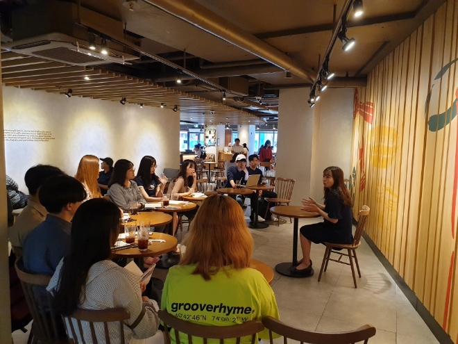 지난 6월19일 동국대점에서 청년 예비 창업자들이 전문 멘토와 창업에 대한 대화를 나누고 있다.