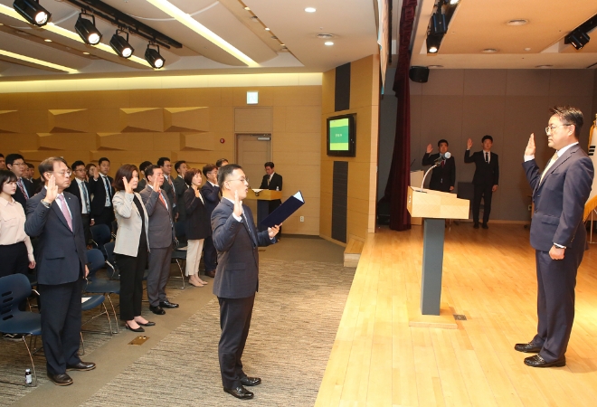 동아쏘시오홀딩스, 정보보호경영 선포식에서 한종현 동아쏘시오홀딩스 사장(단상 옆)과 임직원들이 정보보호 선언문을 낭독하고 있다.