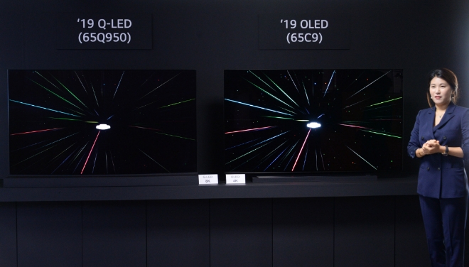 17일 서울 여의도 LG트윈타워에서 열린 LG전자 디스플레이 기술설명회에서 LG전자 직원이 8K TV 제품들의 해상도 차이를 설명하고 있다.
