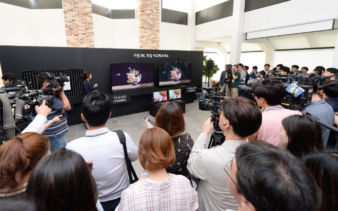 17일 서울 여의도 LG트윈타워에서 열린 LG전자 디스플레이 기술설명회에서 참석한 기자들이 8K TV 제품들의 해상도를 비교하고 있다.