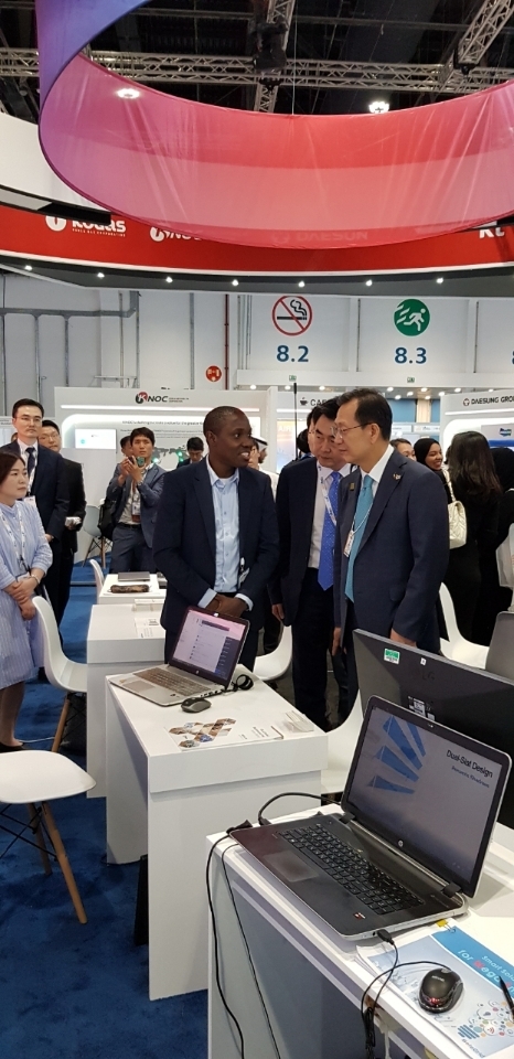 한전 김종갑 사장이 아부다비국립전시장 내 한전 홍보관에서 국내 중소기업 관계자로부터 제품설명을 듣고 있다.