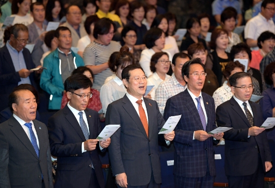 이용섭 광주광역시장이 지난 17일 오후 시청 3층 대회의실에서 열린 ‘제44주년 민방위대 창설 기념식’에 참석해 민방위 노래를 제창하고 있다./사진=광주광역시