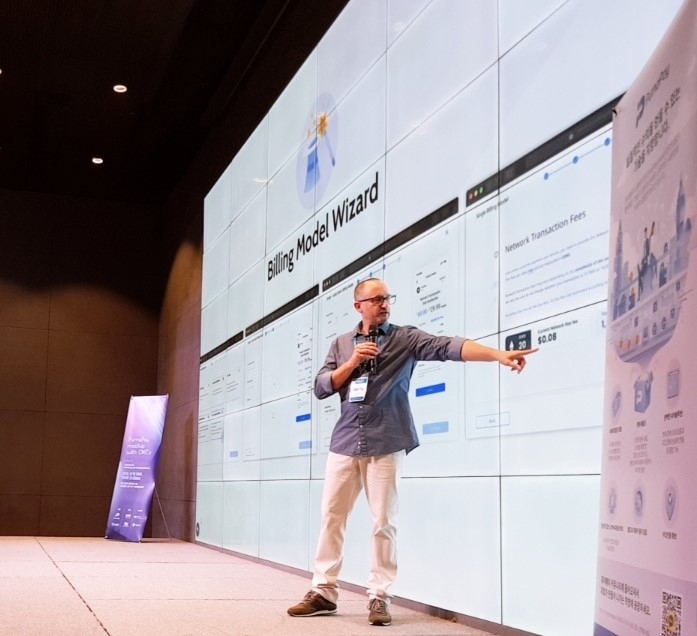 연단에서 풀페이먼트 솔루션에 대해 설명하고 있는 CEO 요아브(Yoav), 출처 : 헤리티지블록스