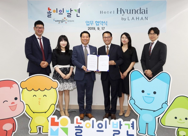 지난 17일 상암동 웅진씽크빅 키즈플랫폼사업단에서 열린 협약식에서 라한호텔 백상석 영업마케팅 전무(우측에서 세번째)와 웅진씽크빅 이영훈 단장(좌측에서 세번째)이 기념촬영을 하고 있다. (사진제공=라한호텔 그룹)