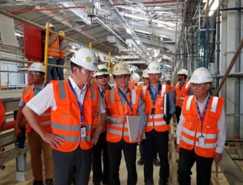 (사진=삼성전자) 이재용 부회장이 15일(현지시간) 삼성물산이 건설중인 사우디아라비아 리야드 도심 지하철 공사현장을 방문했다.