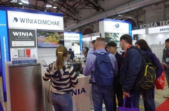 사진=㈜위니아딤채 관계자가 특구재단 공동관을 찾은 바이어와 미팅을 하고 있다.