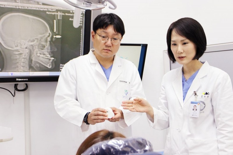 구강악안면외과 최병준 교수(좌), 교정과 김수정 교수(우) 협진