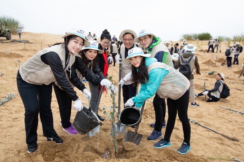 대한항공은 9월 18일부터 20일까지 3일 동안 중국 네이멍구(內蒙古) 쿠부치 사막의 조림지 ‘대한항공 생태원’에서 황사방지를 위한 나무심기 봉사 활동을 진행한다. 대한항공이 친환경 경영의 일환으로 실시하고 있는 쿠부치 식림활동은 지난 2007년부터 올해까지 13년째 이어 온 행사로 올해도 과장급 직원들이 현지 사막을 찾아 나무를 심으며 지구환경 보호의 소중함을 몸소 체험하고 있다.