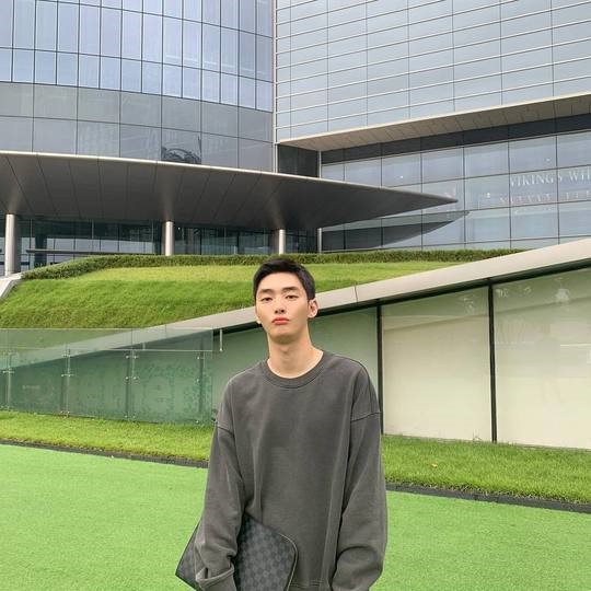 사진=윤지성인스타그램