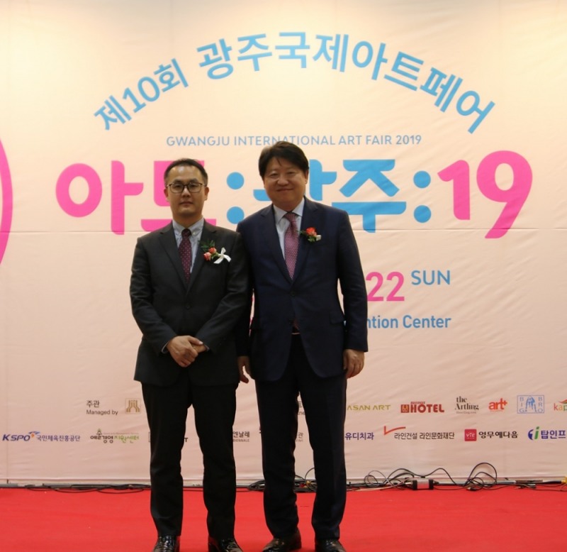 김종명 ㈜유디 사장(오른쪽)과 박동훈 유디치과협회 부회장이 개막식에 참석한 모습