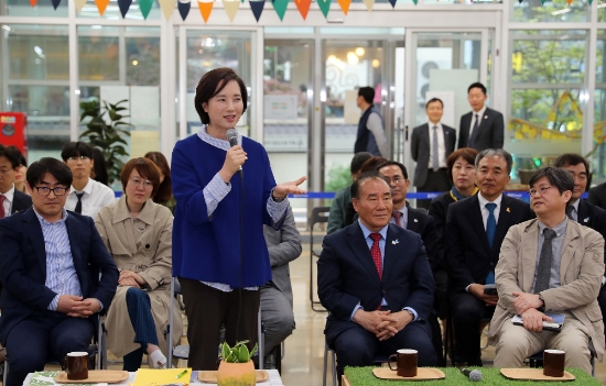 유은혜 사회 부총리 겸 교육부 장관이 지난 4월 29일 광주를 방문하여 광주 학생들의 의견을 들었다./사진=시교육청
