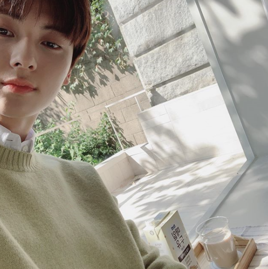 뉴이스트황민현(사진=인스타그램캡처)