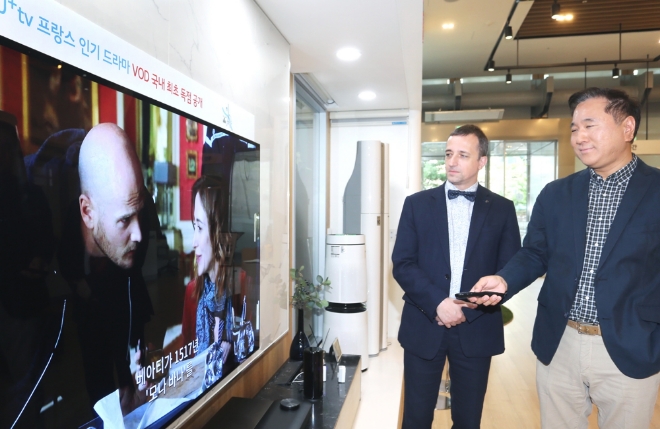 사진은 LG유플러스 스마트홈부문장 현준용 전무(사진 오른쪽)와 주한 프랑스문화원장 장 크리스토프 플러리(Jean-Christophe Fleury)가 U+tv ‘프랑스 드라마 페스티벌’로 국내 최초 독점 공개되는 프랑스 범죄드라마 '범죄의 기술'을 감상하는 모습.
