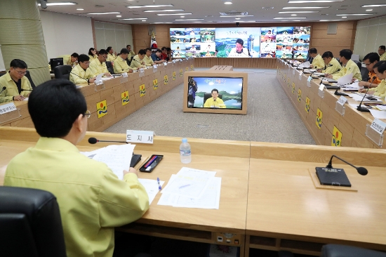 김영록 전남도지사는 22일 오전 도청 영상회의실에서 실국장이 참석하고 시군 관계공무원이 영상으로 참여한 가운데 태풍 ‘타파’ 대처상황 및 아프리카돼지열병 방역 추진사항을 점검했다. 태풍으로 인한 인명피해가 없도록 만전을 기하고, 태풍이 지나가면 바로 농장 내·외부 소독을 실시해 아프리카돼지열병 차단방역에도 최선을 다할 것을 당부했다./사진=전라남도