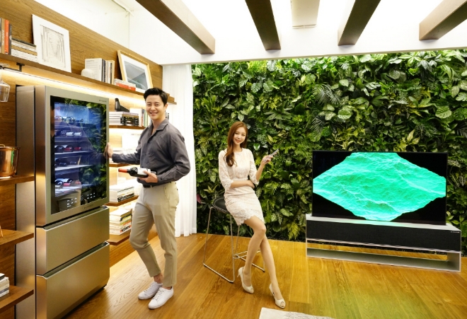 LG전자 超프리미엄 빌트인 '시그니처 키친 스위트(SIGNATURE KITCHEN SUITE)'를 소개하는 논현 쇼룸을 리뉴얼하고 21일부터 개방했다. LG전자 모델이 주방과 거실이 통합되는 '그레이트 리빙 키친(Great living kitchen)'을 소개하고 있다. / 사진 제공 = LG전자