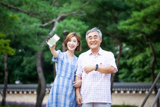 SK텔레콤은 강남구청과 함께 강남구에 거주하는 치매노인 200명에게 실시간 위치확인 서비스 ‘스마트 지킴이’를 제공한다. ‘스마트 지킴이’ 서비스는 로라(LoRa) 이동통신망과 GPS 기반의 웨어러블 트래커 및 스마트폰 어플리케이션, 통합 안전 플랫폼으로 구성된다.