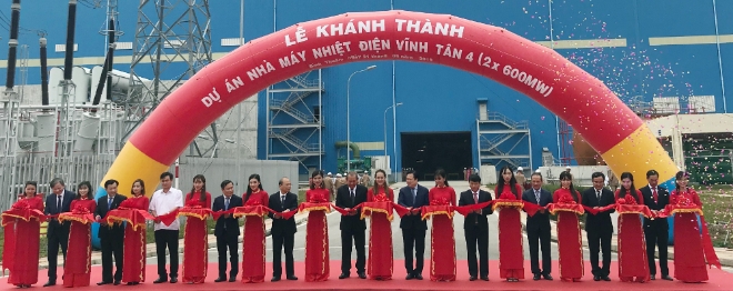 베트남전력공사(EVN)의 발주로 두산중공업이 건설한 '빈탄4’ 화력발전소 준공식이 21일, 베트남 빈투앙성에서 열렸다. 박인원 두산중공업 부사장 (오른쪽에서 첫번째)과 쩡화빈(Truong Hoa Binh) 베트남 부수상(오른쪽에서 여섯번째) 등 주요 관계자들이 기념 촬영을 하고 있다.
