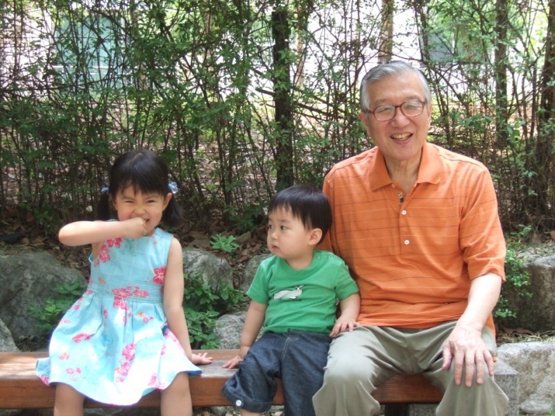 故최우석 전 부회장이 생전, 아들 진혁(51)의 손녀‧손자와 함께하던 모습/사랑의열매 제공