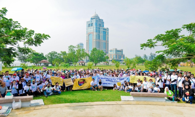 대한항공은 지난 9월 21일 말레이시아 코타키나발루 해안에서 환경보호활동을 펼쳤다. 이 날 봉사에는 아지스 잠만(Azis Jamman) 말레이시아 사바주 내무부 차관, 아미룰 아리핀(Amirul Arifin) 사바 환경청장을 비롯해 자원봉사자 1,400명이 참여해 의미를 더했다. 대한항공은 앞으로도 글로벌 항공사의 특성을 살린 다양한 사회공헌활동을 전개해 나갈 예정이다. 사진은 행사에 참여한 자원봉사자들이 기념촬영을 하는 모습.