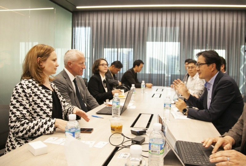 박종관 SK텔레콤 5GX Labs장(맨 오른쪽)이벵트 묄러뢰드 OECD WP-CISP의장(왼쪽에서 두번째)과 네트워크 고도화 등 OECD 미래 ICT 정책에 대해 논의하고 있다.