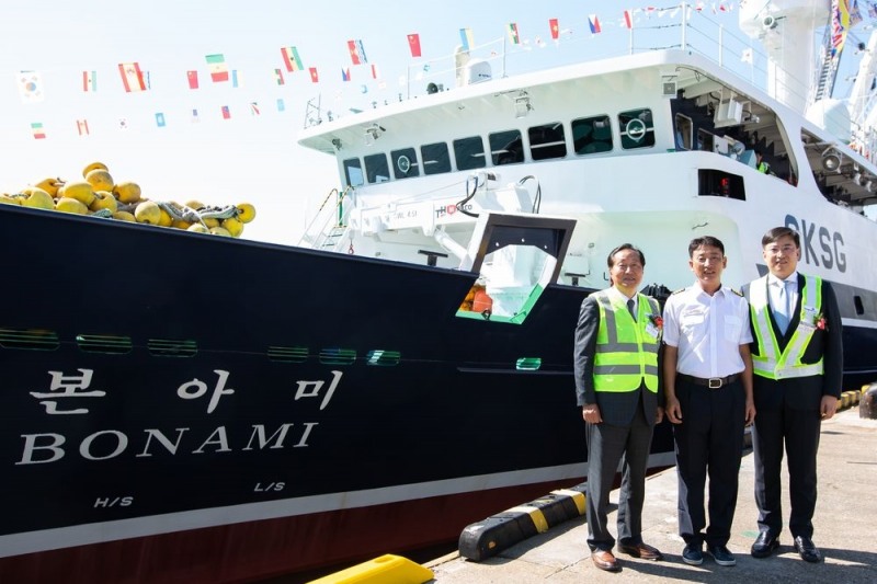 동원산업 본아미호 출항식에서 (왼쪽부터) 이명우 동원산업 사장, 최윤진 본아미호 선장, 김남정 동원그룹 부회장이 기념촬영을 하고 있다.