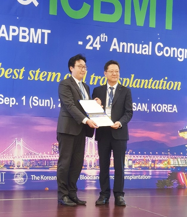 서울성모병원 혈액병원 민기준 교수가 제 24차 아시아태평양 조혈모세포이식학회 및 대한조혈모세포이식학회 공동 학술대회에서 최우수구연상을 수상하고 기념사진을 찍었다.(좌측 민기준 교수, 우측 전 대한조혈모세포이식학회 이종욱 회장