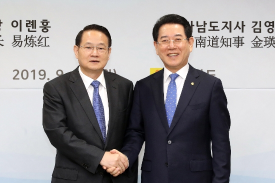 김영록 전남도지사가 지난 23일 도청 접견실에서 중국 장시성(江西省) 이롄훙(易煉紅) 성장과 회담하고, 관광상품 개발·전세기 운항·유기농 중심의 농업기술·문화·예술 등 다양한 분야의 교류협력 방안을 논의했다./사진=전라남도