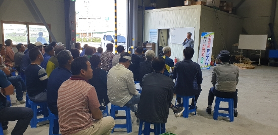 전북 김제시에 위치한 죽산 콩 영농조합법인에서 기술보급 종합평가회를 실시하고 있다./사진=함평군