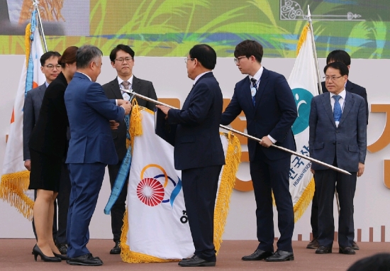 김준성 영광군수가 2019 대한민국 균형발전박람회에서 지역산업진흥 유공 국무총리 기관표창을 수상하고 있다./사진=영광군