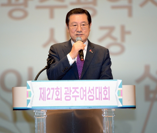 이용섭 광주광역시장이 25일 오후 시청 3층 대회의실에서 열린 ‘광주여성대회’에 참석해 인사말을 하고 있다./사진=광주광역시