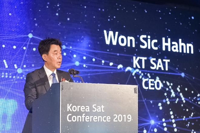 (사진=KT)KT SAT 대표이사 한원식 사장이 2019 코리아 샛 컨퍼런스 개회사를 하고 있다.