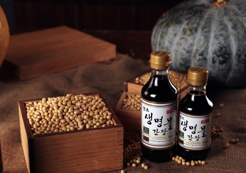 사진=자연 발효 방식으로 제조돼 고유의 감칠맛과 향이 살아있는 100% 양조간장 ‘생명물간장’