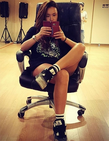 배윤정, 터프하게 앉아있을 뿐...다리꼰채 탄탄한 구릿빛라인