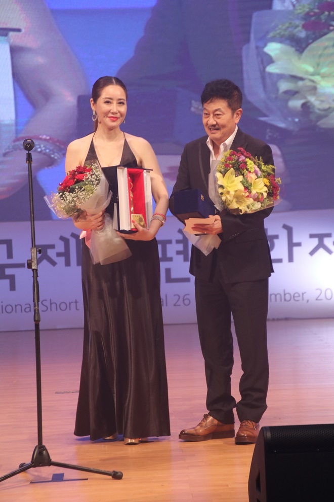 사진=‘2019 홍성국제단편영화제‘ 홍보대사에 배우 박준규, 최윤슬이 선정되어 위촉패를 받았다.